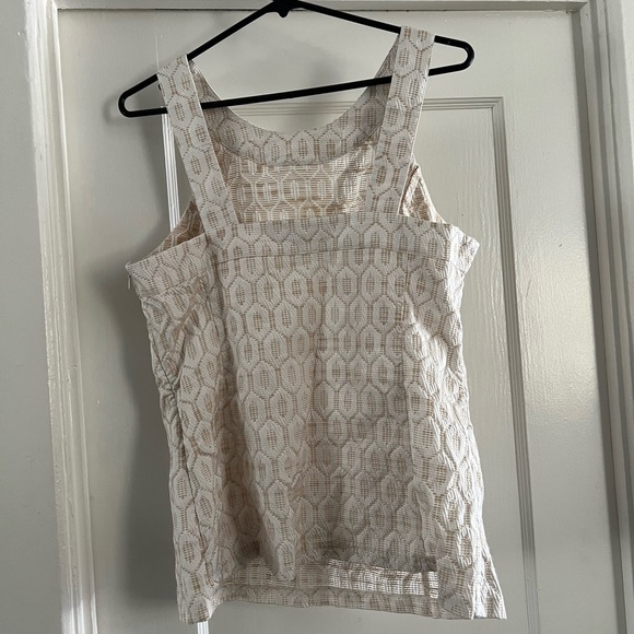 Banana Republic crepe sleeveless top. Perfect for summer. Never Worn. - Picture 2 of 3